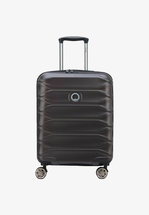 Maleta rígida negra con una superficie texturizada, rayas verticales, mango retráctil y cuatro ruedas giratorias para mayor movilidad.