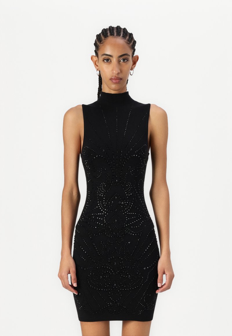 Rochie neagră fără mâneci, cu guler înalt, brodată cu modele intricate din mărgele, cu o siluetă ajustată și o țesătură texturată.