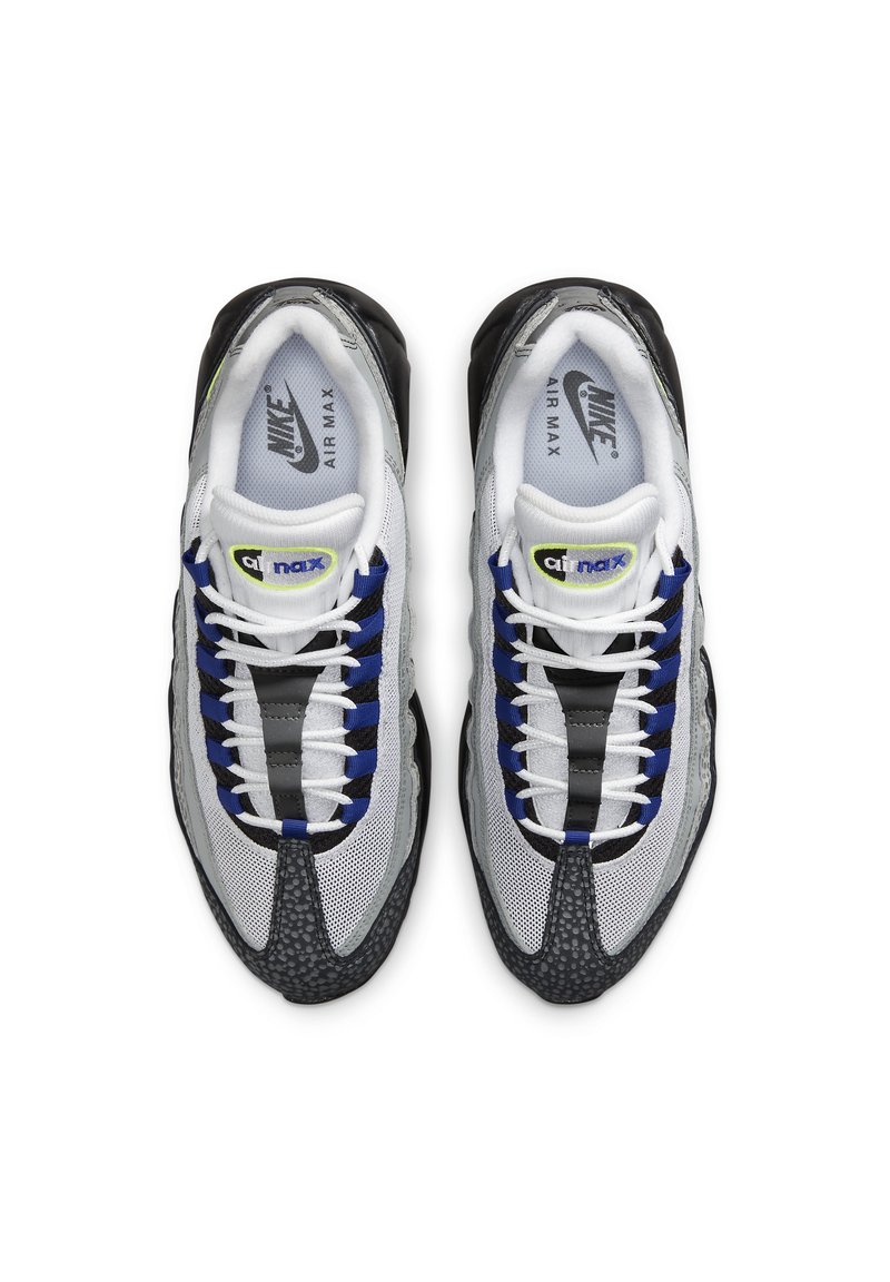 Zapatillas Nike Air Max con una parte superior de malla gris, acentos negros, cordones azules y blancos, y una suela negra texturizada y distintiva.