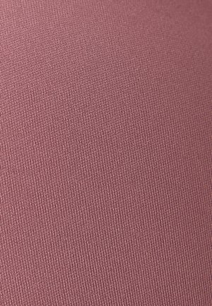 Primer plano de tela tejida en color malva texturizada con un patrón acanalado fino y uniforme.