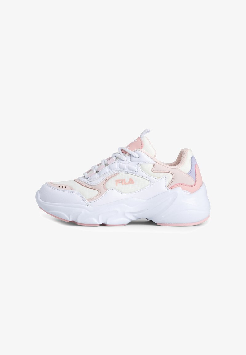 Weiße sportliche Sneaker mit pastellrosa und lila Akzenten. Sie verfügen über strukturierte Einsätze, eine Schnürung an der Vorderseite und eine klobige Sohle für Unterstützung.