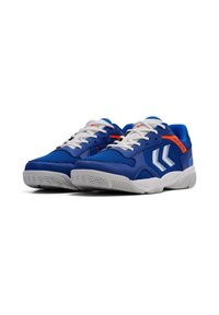 Scarpe sportive blu realizzate in rete e materiale sintetico. Presentano accenti bianchi a contrasto e dettagli arancioni, con una suola in gomma testurizzata.