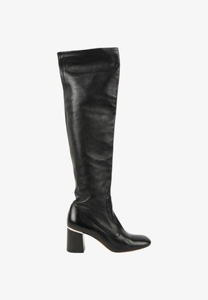 Botte haute en cuir noir avec un talon bloc et un bout légèrement arrondi, vue de côté sur fond blanc.