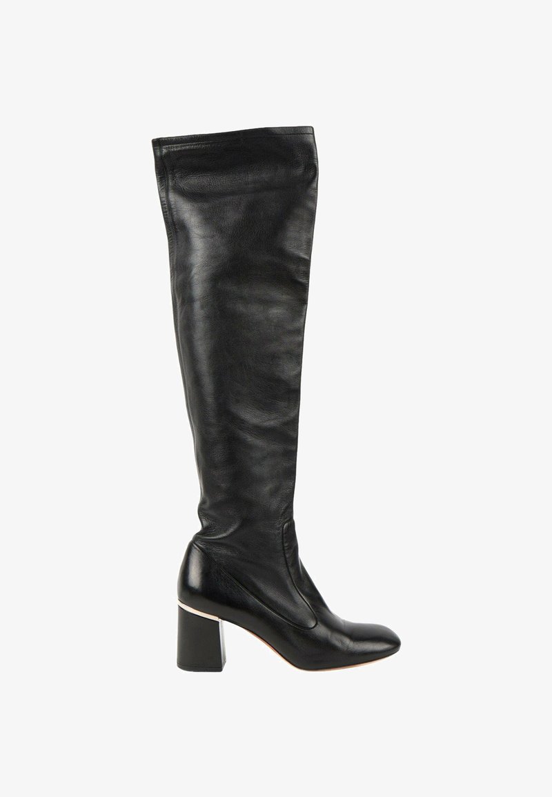 Botte haute en cuir noir avec un talon bloc et un bout légèrement arrondi, vue de côté sur fond blanc.