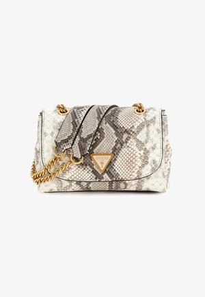 Sac à main en cuir de serpent aux tons blancs et gris avec une fermeture à rabat, une bandoulière chaîne dorée et une plaque logo triangulaire à l'avant.