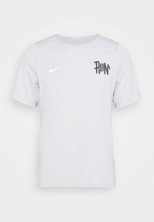 Wit sportief T-shirt met korte mouwen, zwarte tekst "RUN" en klein wit Nike-logo op de borst.