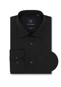 Czarna koszula slim fit z zakładanym kołnierzykiem, zapięciem na guziki przy mankietach, gładką teksturą oraz dopasowanym czarnym kawałkiem materiału, który prezentuje subtelny wzór.