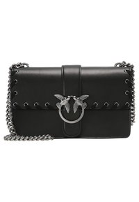 Černá kožená crossbody taška se stříbrným řetízkovým popruhem, krajkovými detaily na okrajích a stříbrným zapínáním s motivem dvou ptáků na přední klopě.