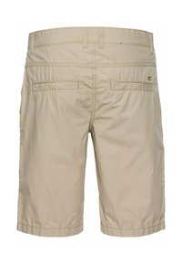 Beige shorts van een gladde, lichte stof. Bevat twee achterzakken en subtiele stiksels op de tailleband.