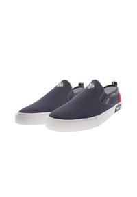 Granatowe buty slip-on z płócienną cholewką, białą gumową podeszwą i detalami z logo. Wyróżniają się czerwonymi i niebieskimi akcentami na pięcie.