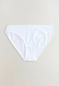Sous-vêtement féminin en coton blanc de style bikini avec un petit nœud au centre de la ceinture sur un fond uni.