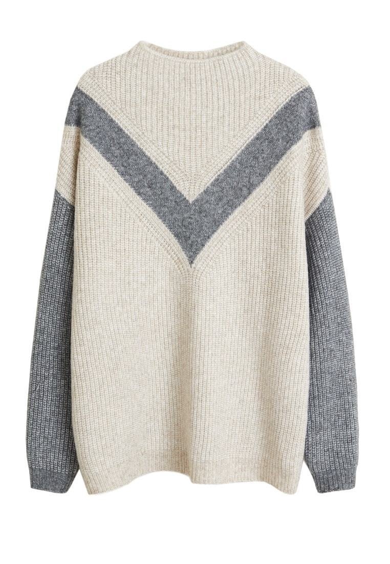 Pull tricoté en beige et gris avec un motif en chevron sur la poitrine, présentant une texture côtelée et des manches longues. Encolure ronde.