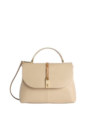 Borsa a mano in pelle beige con manico superiore, chiusura a battente assicurata da una cinghia verticale con fibbia color oro e tracolla staccabile.