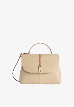 Sac à main en cuir beige avec poignée supérieure, fermeture à rabat sécurisée par une sangle verticale avec une boucle dorée, et une bandoulière attachée.