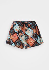 Ανδρικό μαγιό βερμούδα με ζωντανό σχέδιο από κόκκινα, μπλε και μαύρα γεωμετρικά σχήματα με λουλουδένια μοτίβα. Διαθέτει μαύρο κορδόνι στη μέση.