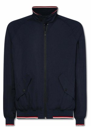 Veste bleu marine foncé à fermeture éclair avec col haut, poches à rabat boutonnées, poignets et ourlet côtelés avec des rayures rouges, blanches et noires.