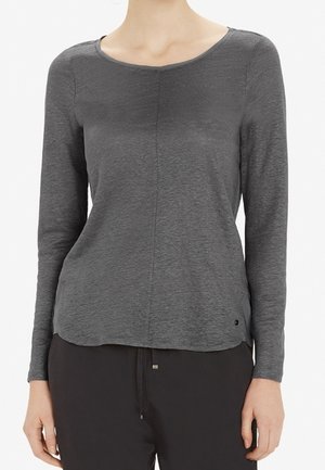 Grå langærmet bluse lavet af blødt stof, med rund halsudskæring, sømløs frontdesign og en let asymmetrisk kant. Ingen synlige mønstre.