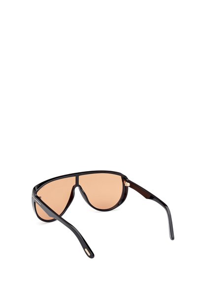 Černé plastové sluneční brýle s velkými tónovanými hnědými skly, elegantním designem a decentně zakřivenými stranicemi. Výrazný umělecký prvek pantů.