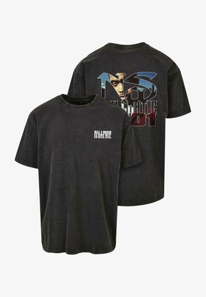 Schwarzes Baumwoll-T-Shirt mit Rundhalsausschnitt. Auf der Vorderseite steht der Text "ALL I NEED IS ONE MIC"; die Rückseite zeigt eine Grafik mit "N01" und einem Bild.