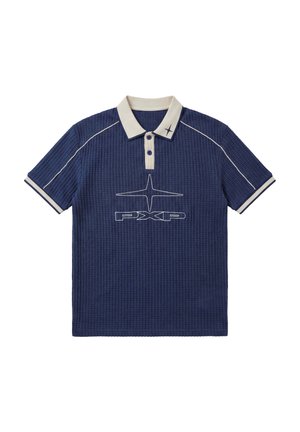 Marineblauw textuur polohemd met witte kraag, witte biezen aan de mouwen en "PXP" logo met sterontwerp op de borst en kraag.