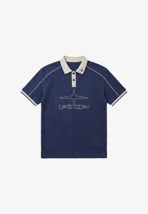 Polo texturizado azul marino con cuello blanco, ribete blanco en las mangas y logotipo "PXP" con diseño de estrella en el pecho y el cuello.