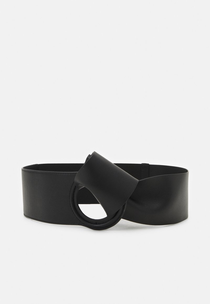 Large ceinture en cuir noir avec un grand détail de boucle ronde au centre, conçue comme accessoire de mode.