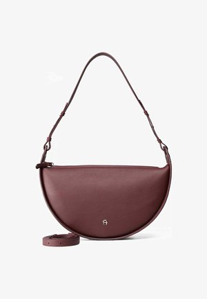Bordeauxrode leren handtas met een halve maanvorm, verstelbare riem en een subtiel logodetail. Gladde textuur en strak ontwerp.