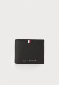 Portefeuille en cuir noir avec une surface texturée. Présente un petit accent de rayure multicolore et le nom de la marque embossé en bas.