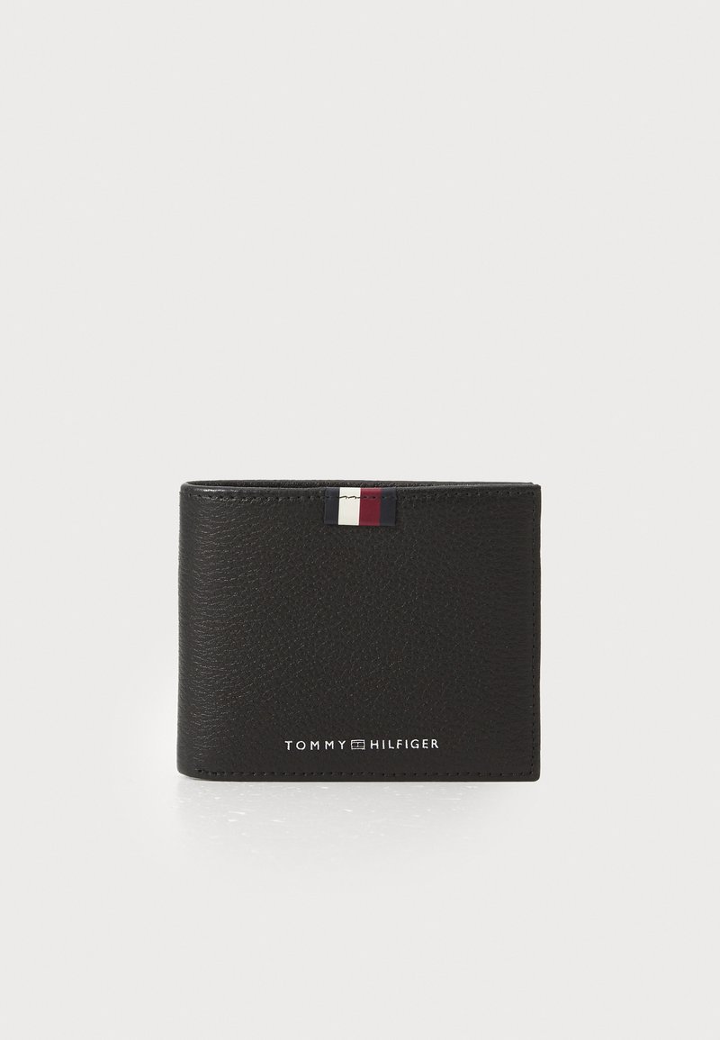 Portefeuille en cuir noir avec une surface texturée. Présente un petit accent de rayure multicolore et le nom de la marque embossé en bas.