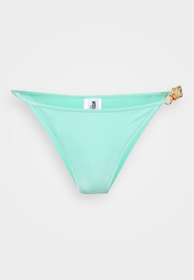 Mėtų žalios spalvos bikini apatinė dalis su lygiu paviršiumi, vienoje pusėje turi auksinę sagą ir minimalistinį dizainą.