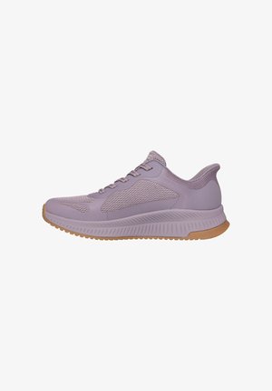 Hellvioletter Sportschuh mit Mesh-Einsätzen, Schnürung vorne, gepolsterter Sohle und gummiartiger Außensohle, seitlich auf weißem Hintergrund gezeigt.