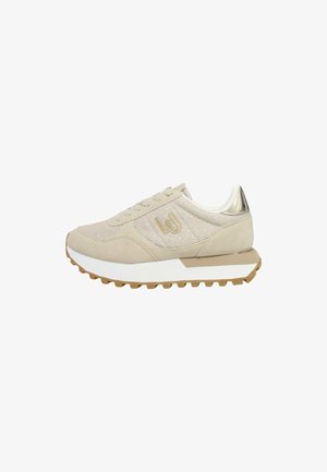 Scarpa sportiva beige realizzata in materiali mesh e suede, con suola piatta, intersuola bianca a contrasto e dettaglio metallico sul tallone.