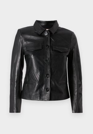 Veste en cuir noir avec un col, fermeture par boutons sur le devant, deux poches poitrine et des poches latérales. Texture lisse avec une silhouette ajustée.