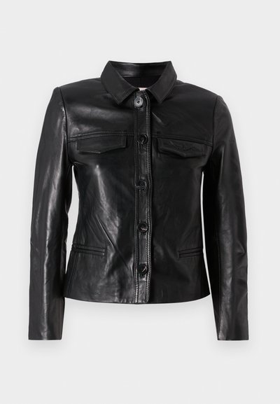 Giacca in pelle nera con colletto, chiusura frontale con bottoni, due tasche sul petto e tasche laterali. Tessuto liscio con una silhouette aderente.