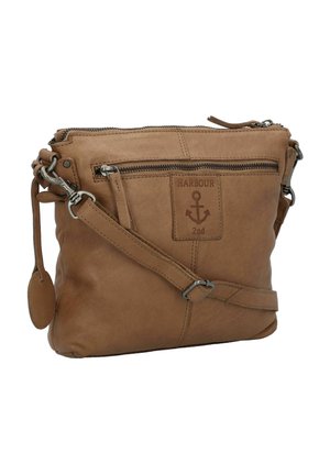 Bolso cruzado de cuero marrón con correa ajustable, bolsillo frontal con cremallera y logotipo de ancla en relieve. Textura suave y detalles de costura mínimos.