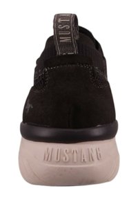 Schwarze Wildledersneaker mit einer strukturierten Mesh-Oberfläche, verstärktem Fersenbereich und einer weißen Gummisohle mit dem eingeprägten Schriftzug "MUSTANG" auf der Rückseite.