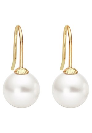 Paire de boucles d'oreilles en or à crochet, chacune avec une grosse perle ronde blanche suspendue sous un capuchon doré.