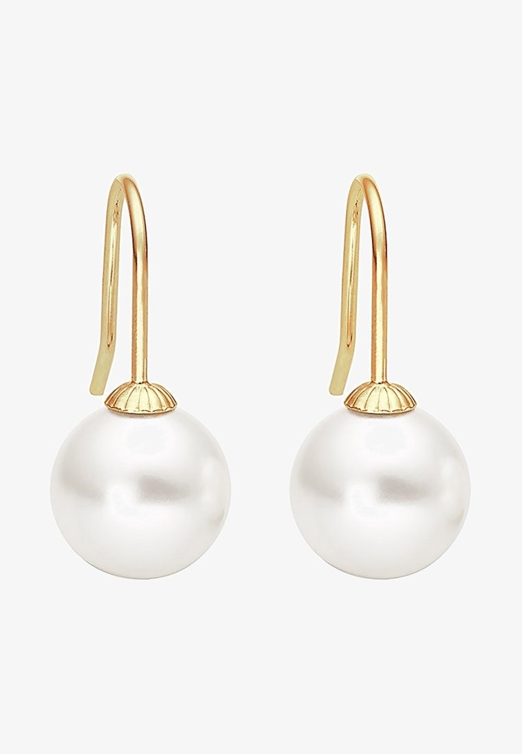 Paire de boucles d'oreilles en or à crochet, chacune avec une grosse perle ronde blanche suspendue sous un capuchon doré.
