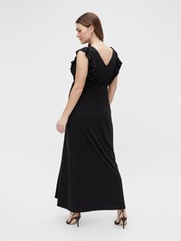 Črna maksi obleka z V-izrezom na hrbtu in nagubanimi rokavi, izdelana iz gladkega materiala. Silhueta je zračna in sega do gležnjev.