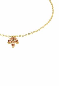 Collana in oro con un pendente floreale che presenta tre pietre rosa a forma di marquise, evidenziando intricati dettagli e una superficie liscia.