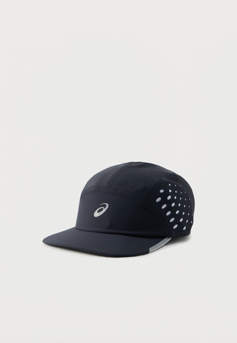 Gorra deportiva negra con paneles laterales perforados, visera plana y un pequeño logo reflectante en el lado izquierdo frontal.