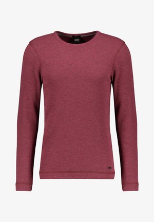 Pull à manches longues pour homme avec col ras du cou, en tissu texturé rouge foncé, avec une petite étiquette de marque près de l'ourlet inférieur.