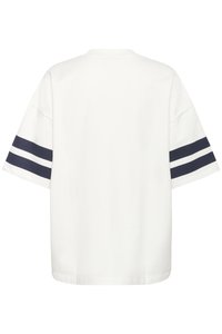 Biely voľný tričko s krátkymi rukávmi, zdobené námorníckymi pruhmi na oboch rukávoch. Hladká látka s okrúhlym výstrihom a rovným lemom.