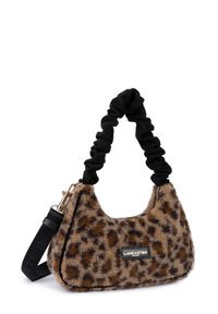 Sac en imprimé léopard marron avec une texture pelucheuse, anse noire style scrunchie et une bandoulière noire amovible. Présente un logo de marque.