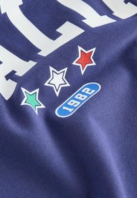 Next FOOTBALL BOXY - REGULAR FIT - Apdrukāts T-krekls - blue italia