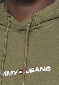 Tommy Jeans Jersey con capucha - olive