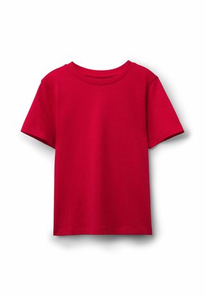 Prosty czerwony T-shirt z krótkim rękawem i okrągłym dekoltem, widok z przodu na białym tle, bez wzorów i logo.