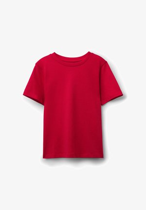 Prosty czerwony T-shirt z krótkim rękawem i okrągłym dekoltem, widok z przodu na białym tle, bez wzorów i logo.