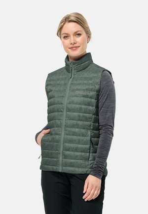 Chaleco acolchado verde con un alto cuello, diseño de canalones verticales, cierre frontal con cremallera y bolsillos laterales. Fabricado en un ligero tejido de nailon, ajuste casual.