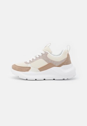 Hvid og beige sneaker med chunky hvid sål, mesh- og ruskindspaneler, snørelukning og trækflige på tunge og hæl.